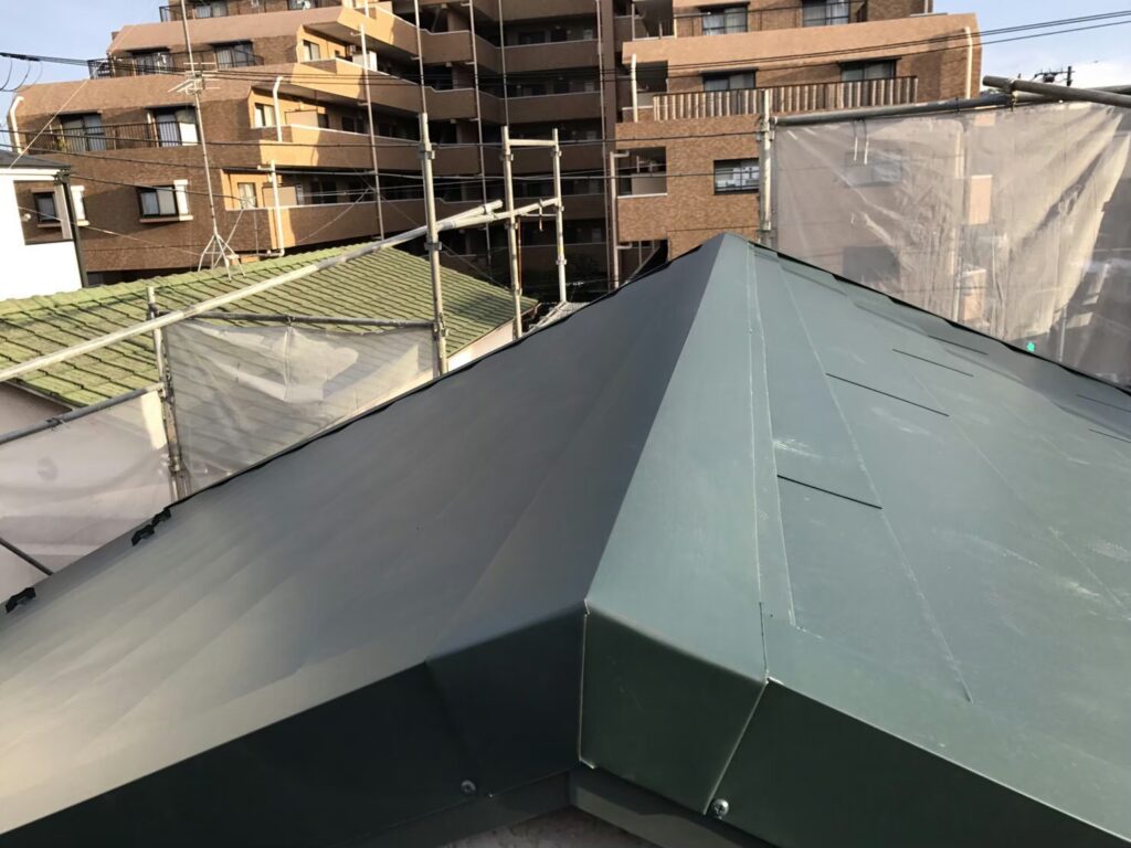 屋根カバー工法｜劣化したスレート屋根はカバー工法で、新しい屋根に様変わり【東京都板橋区/ときわ台駅】